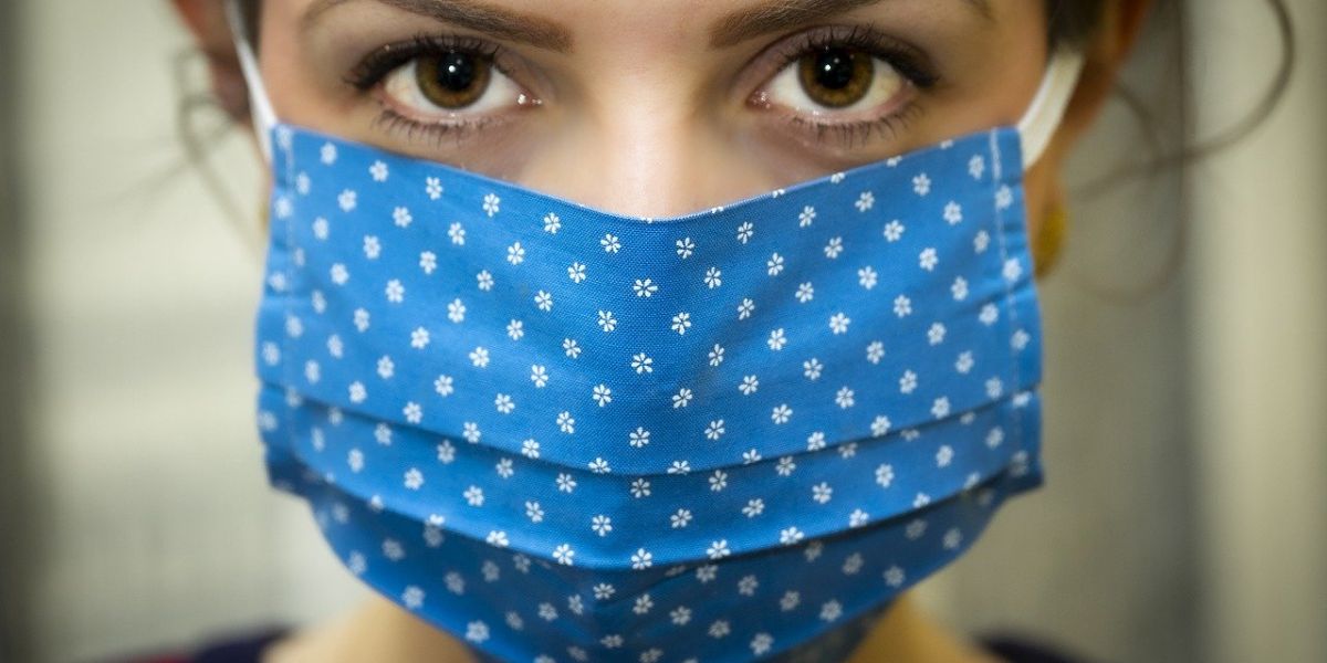 Mujer con mascarilla