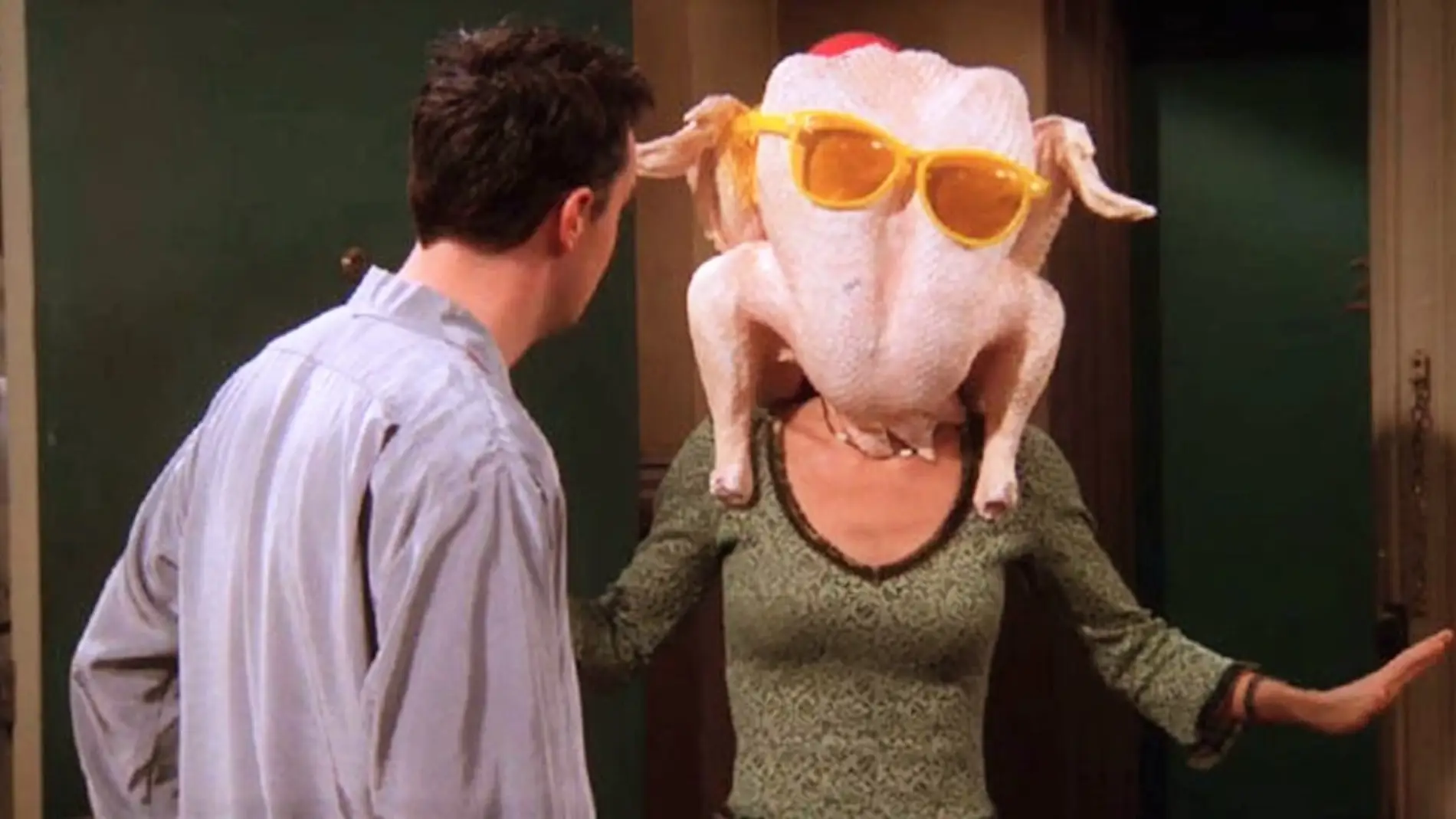 Courteney Cox en la famosa escena de Monica con el pavo en la cabeza en 'Friends'