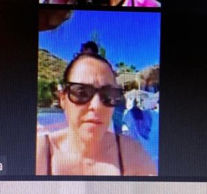 Paola Moreno, concejala de Hacienda en Torrox, participando en un pleno telemático desde la playa Paola Moreno, concejala de Hacienda en Torrox, participando en un pleno telemático desde la playa