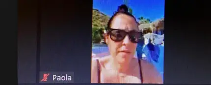 Paola Moreno, concejala de Hacienda en Torrox, participando en un pleno telemático desde la playa Paola Moreno, concejala de Hacienda en Torrox, participando en un pleno telemático desde la playa
