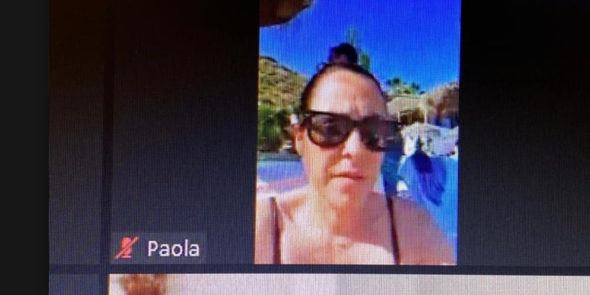 Paola Moreno, concejala de Hacienda en Torrox, participando en un pleno telemático desde la playa