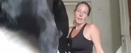 Un perro irrumpe en la clase de una instructora de yoga Un perro irrumpe en la clase de una instructora de yoga