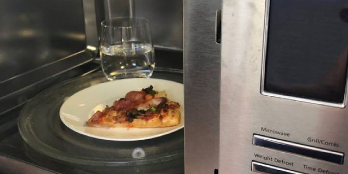 Truco para calentar la pizza en el microondas