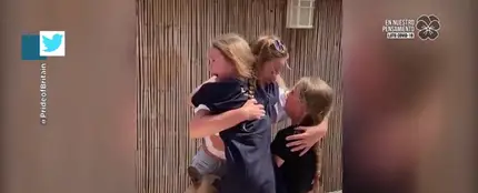 El emotivo reencuentro de un enfermera con sus hijas tras llevar más de un mes sin verse por el coronavirus El emotivo reencuentro de un enfermera con sus hijas tras llevar más de un mes sin verse por el coronavirus