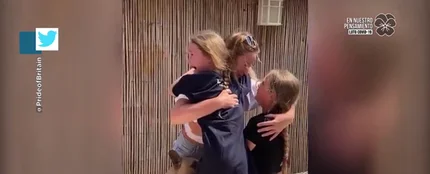 El emotivo reencuentro de un enfermera con sus hijas tras llevar más de un mes sin verse por el coronavirus El emotivo reencuentro de un enfermera con sus hijas tras llevar más de un mes sin verse por el coronavirus