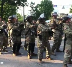 La Guardia Nacional baila la 'Macarena' antes del toque de queda en Atlanta por las protestas contra la muerte de George Floyd La Guardia Nacional baila la 'Macarena' antes del toque de queda en Atlanta por las protestas contra la muerte de George Floyd