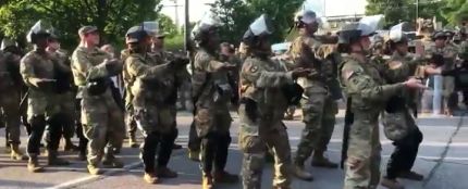 La Guardia Nacional baila la &#39;Macarena&#39; antes del toque de queda en Atlanta por las protestas contra la muerte de George Floyd