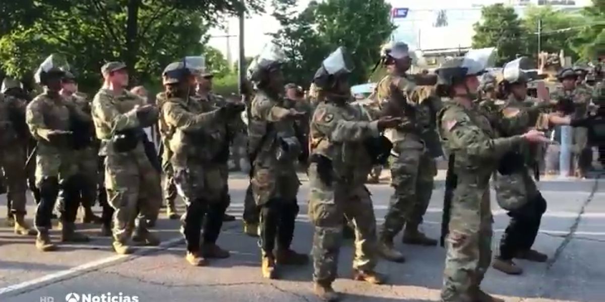 La Guardia Nacional baila la 'Macarena' antes del toque de queda en Atlanta por las protestas contra la muerte de George Floyd