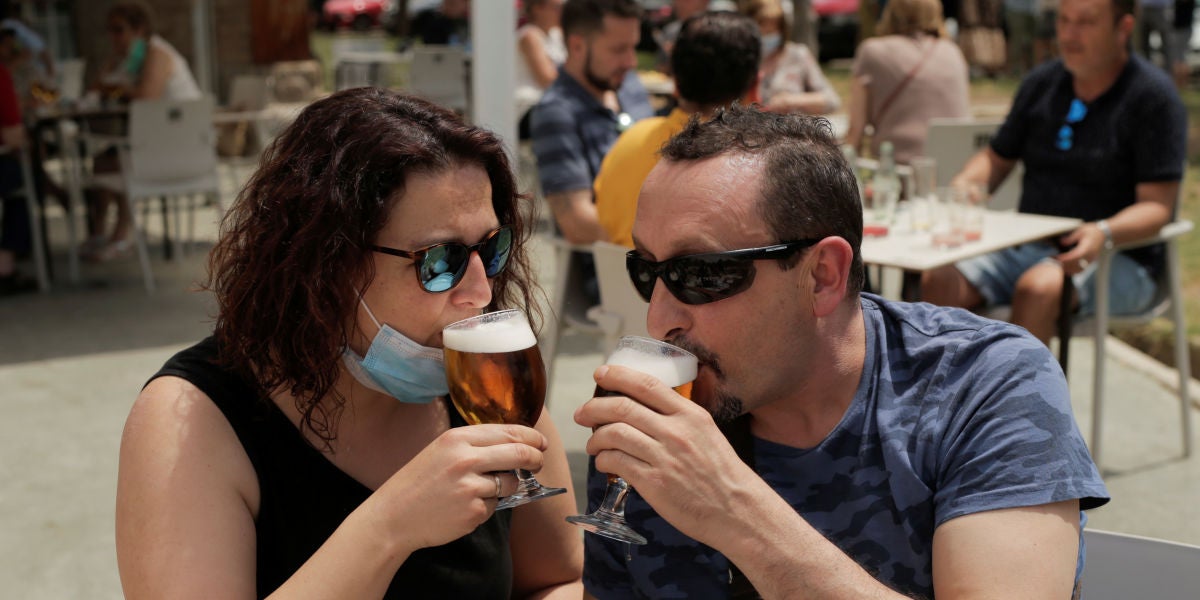 Una pareja disfruta de una cerveza en una terraza de Madrid