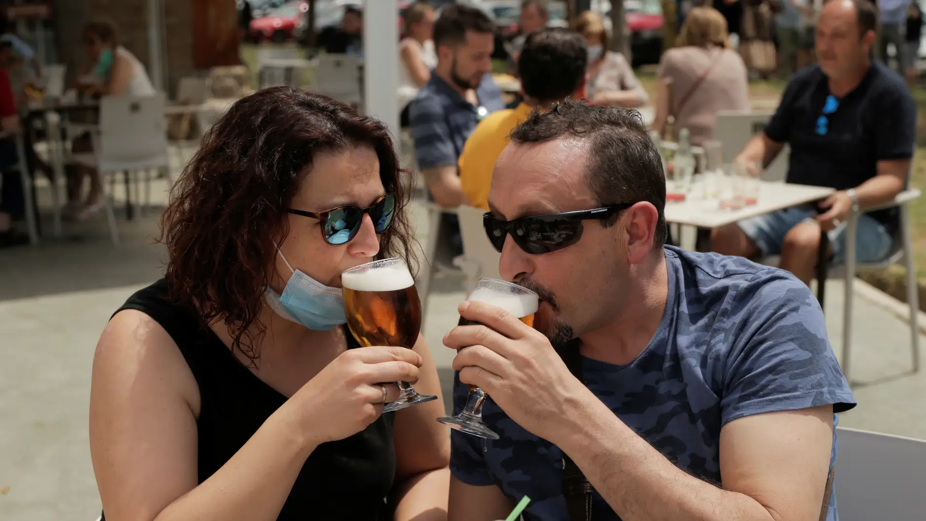 Una pareja disfruta de una cerveza en una terraza de Madrid