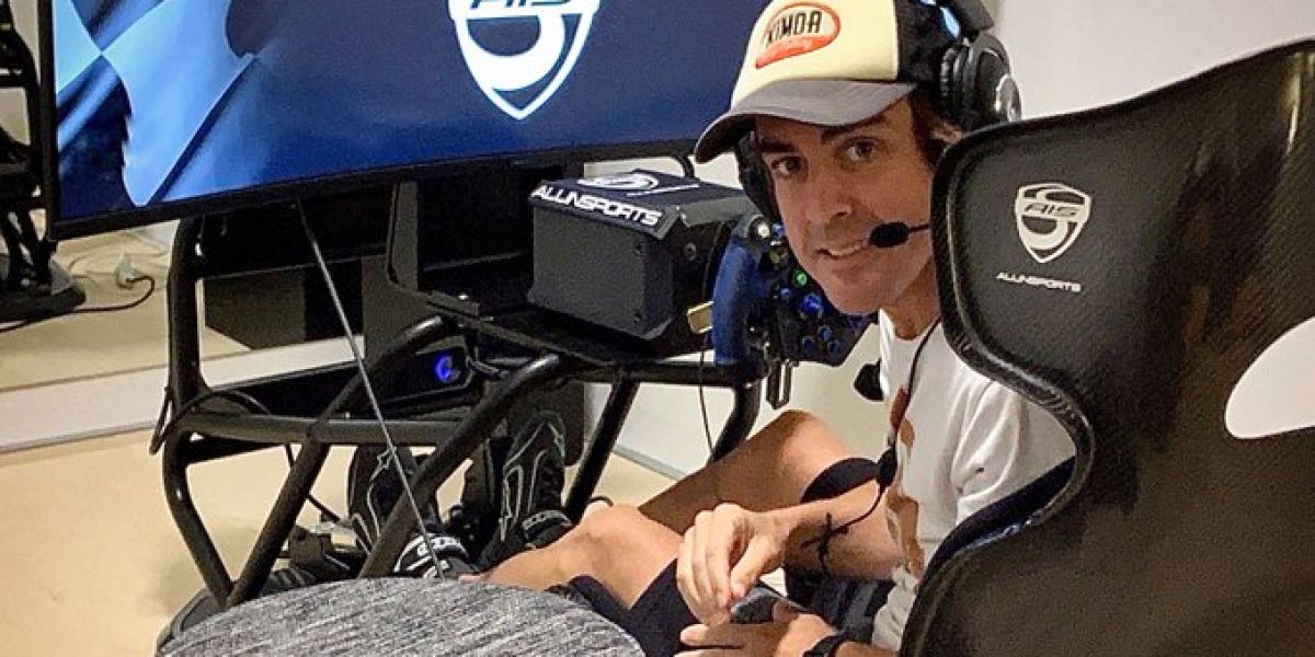 Fernando Alonso en su simulador