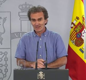 Fernando Simón agradece las cartas a sus fans que incluso hacen camisetas con su cara Fernando Simón agradece las cartas a sus fans que incluso hacen camisetas con su cara