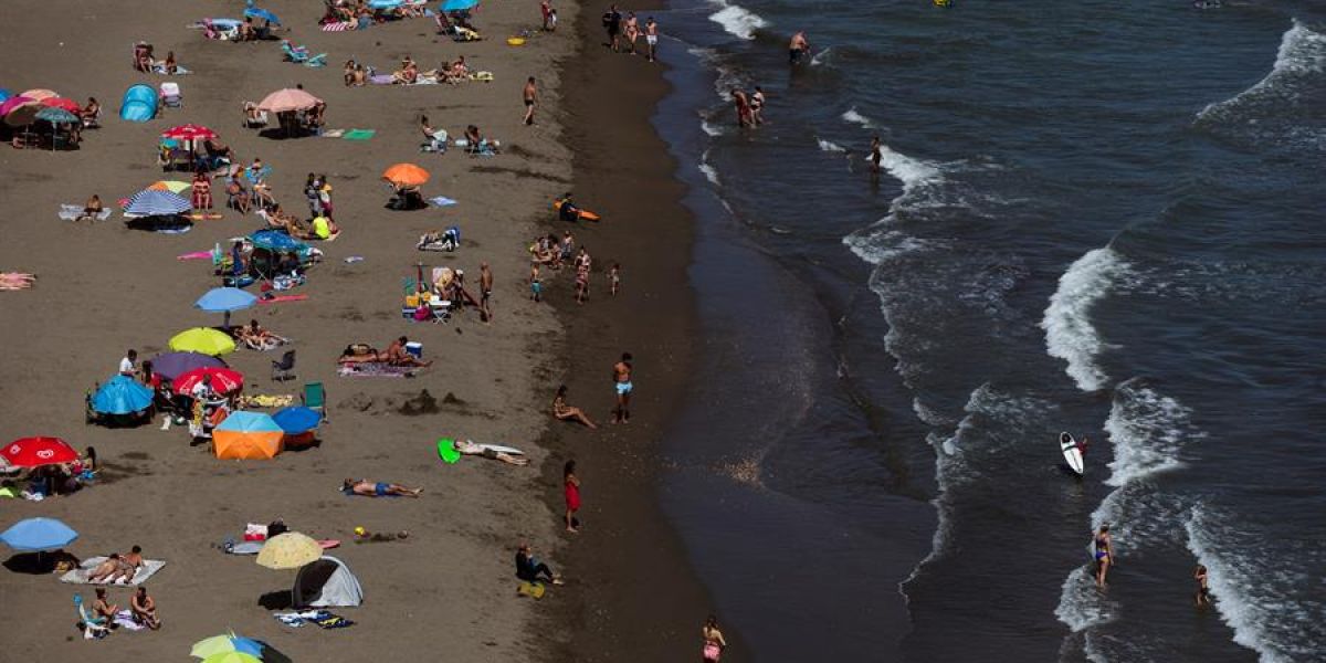 Andalucía estrena 3.000 nuevos vigilantes de la playa que harán cumplir las normativas contra el coronavirus