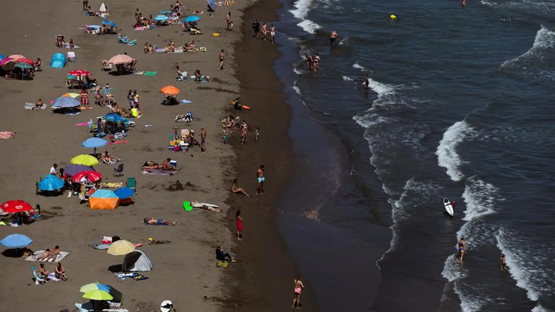  Andalucía estrena 3.000 nuevos vigilantes de la playa que harán cumplir las normativas contra el coronavirus 
