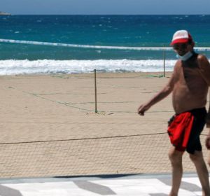 Señalización en la playa de Benidorm para parcelar la arena Señalización en la playa de Benidorm para parcelar la arena
