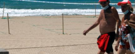Señalización en la playa de Benidorm para parcelar la arena