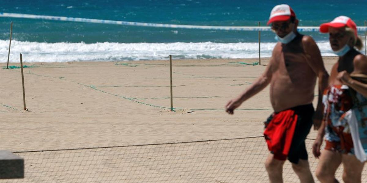 Señalización en la playa de Benidorm para parcelar la arena