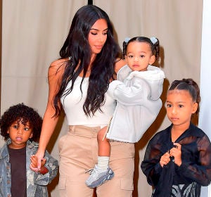 Kim Kardashian con tres de sus hijos Kim Kardashian con tres de sus hijos