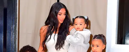 Kim Kardashian con tres de sus hijos Kim Kardashian con tres de sus hijos