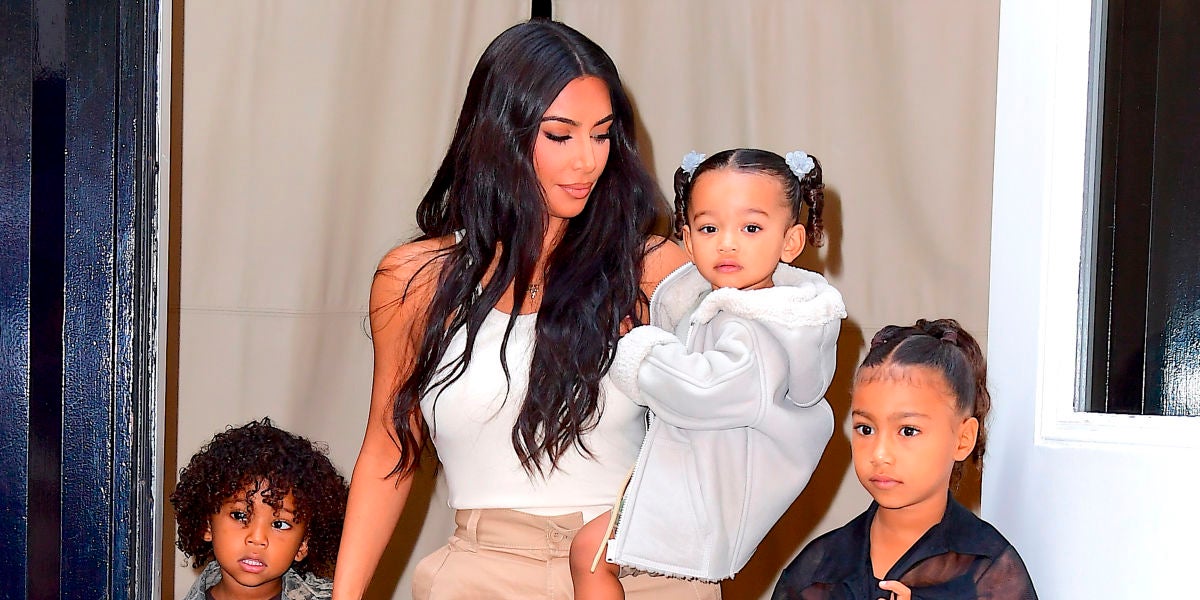 Kim Kardashian con tres de sus hijos