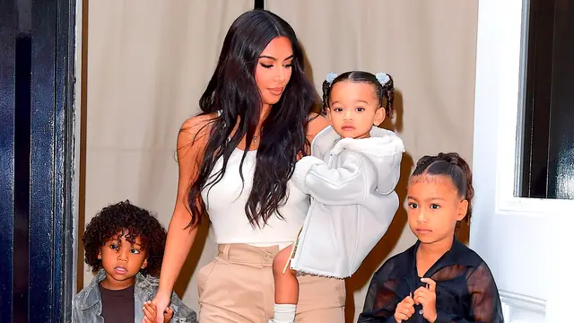 Kim Kardashian con tres de sus hijos