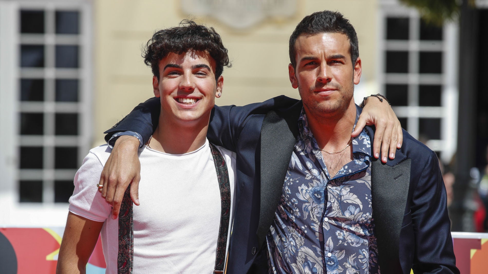 Los Padres Y Hermanos De Mario Casas: Así Es Su Extensa Y Popular ...