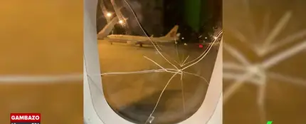 Una pasajera borracha obliga a hacer un aterrizaje de emergencia tras romper la ventanilla del avión Una pasajera borracha obliga a hacer un aterrizaje de emergencia tras romper la ventanilla del avión