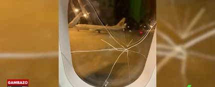 Una pasajera borracha obliga a hacer un aterrizaje de emergencia tras romper la ventanilla del avión Una pasajera borracha obliga a hacer un aterrizaje de emergencia tras romper la ventanilla del avión