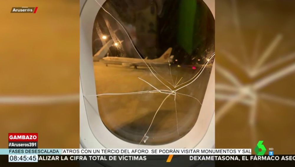 Una pasajera borracha obliga a hacer un aterrizaje de emergencia tras romper la ventanilla del avión