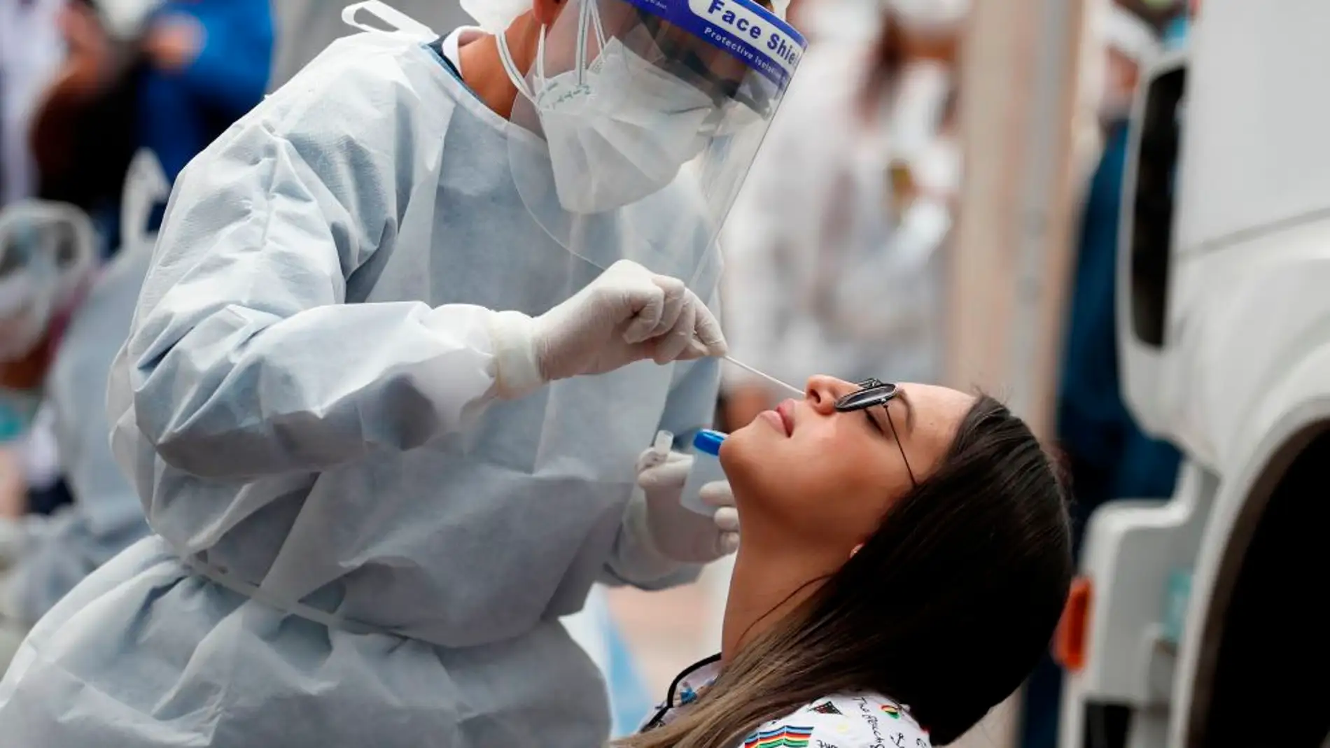 Personal sanitario realizando una prueba de coronavirus