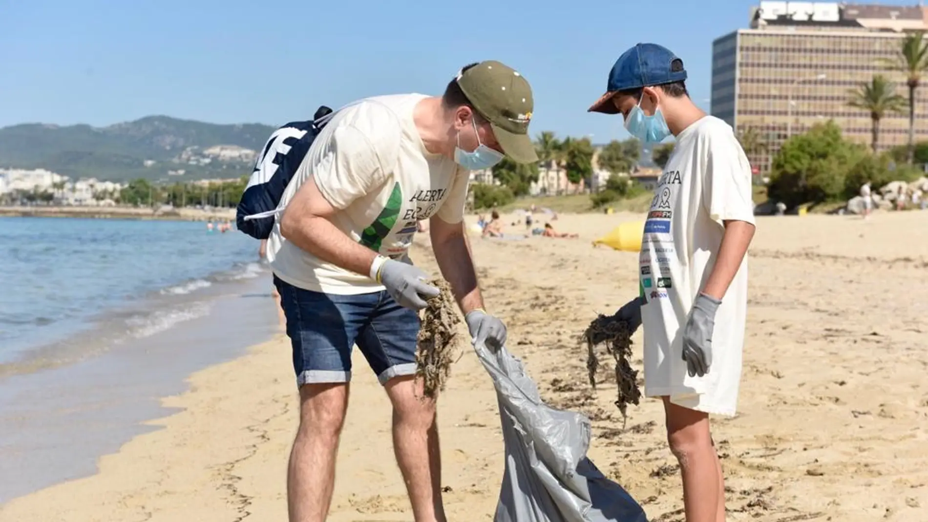 Recogida de residuos en la Playa de Can Pere Antoni con Europa FM title=