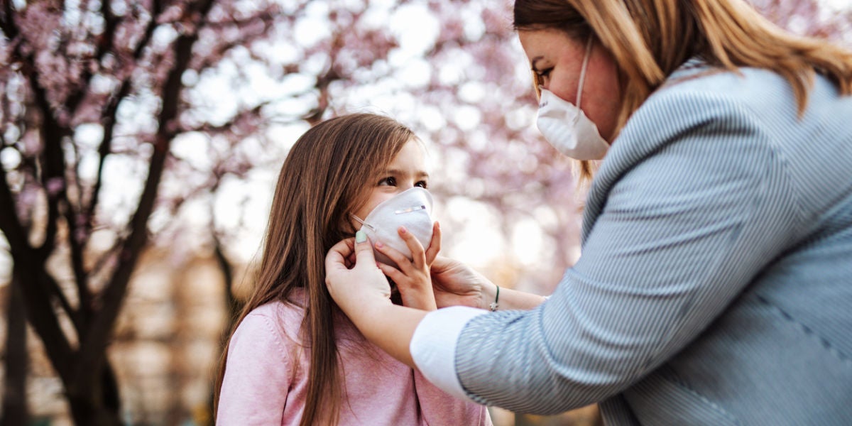 Niña con mascarilla