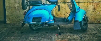 Una moto aparcada