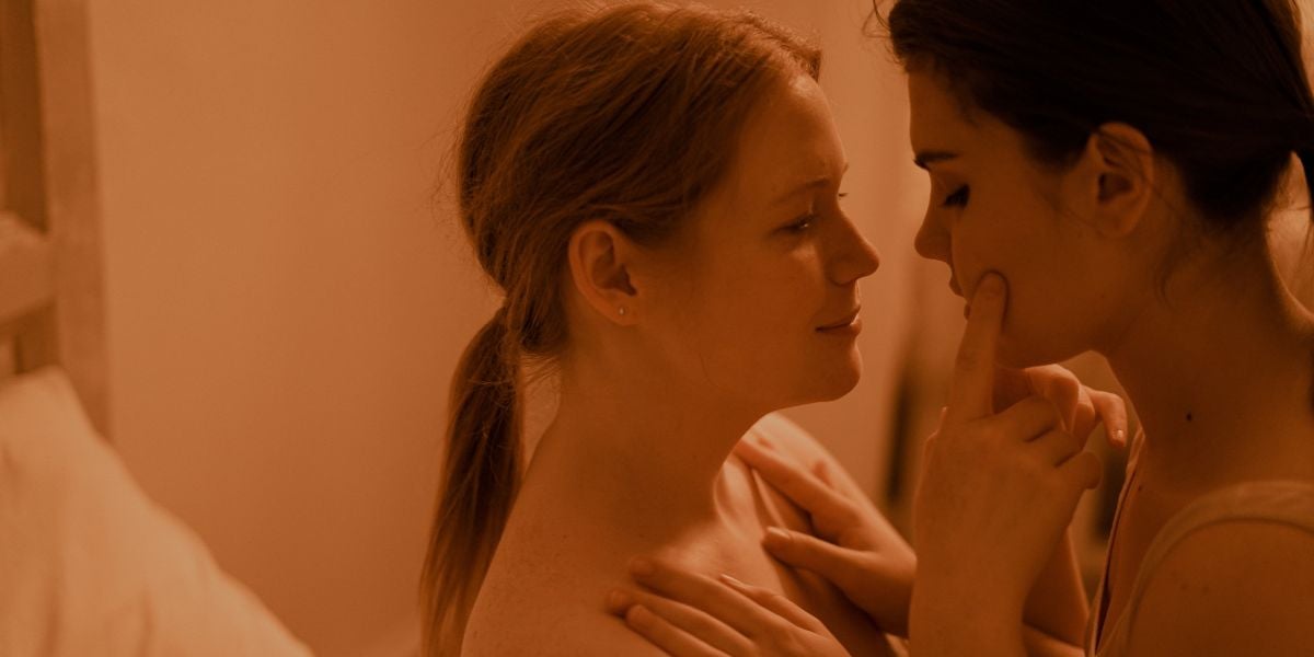 Una pareja de chicas en la cama