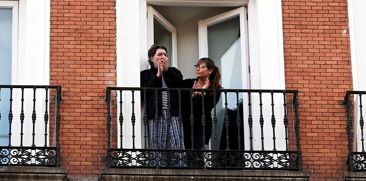Joaquín Sabina y Jimena Coronado aplauden desde el balcón