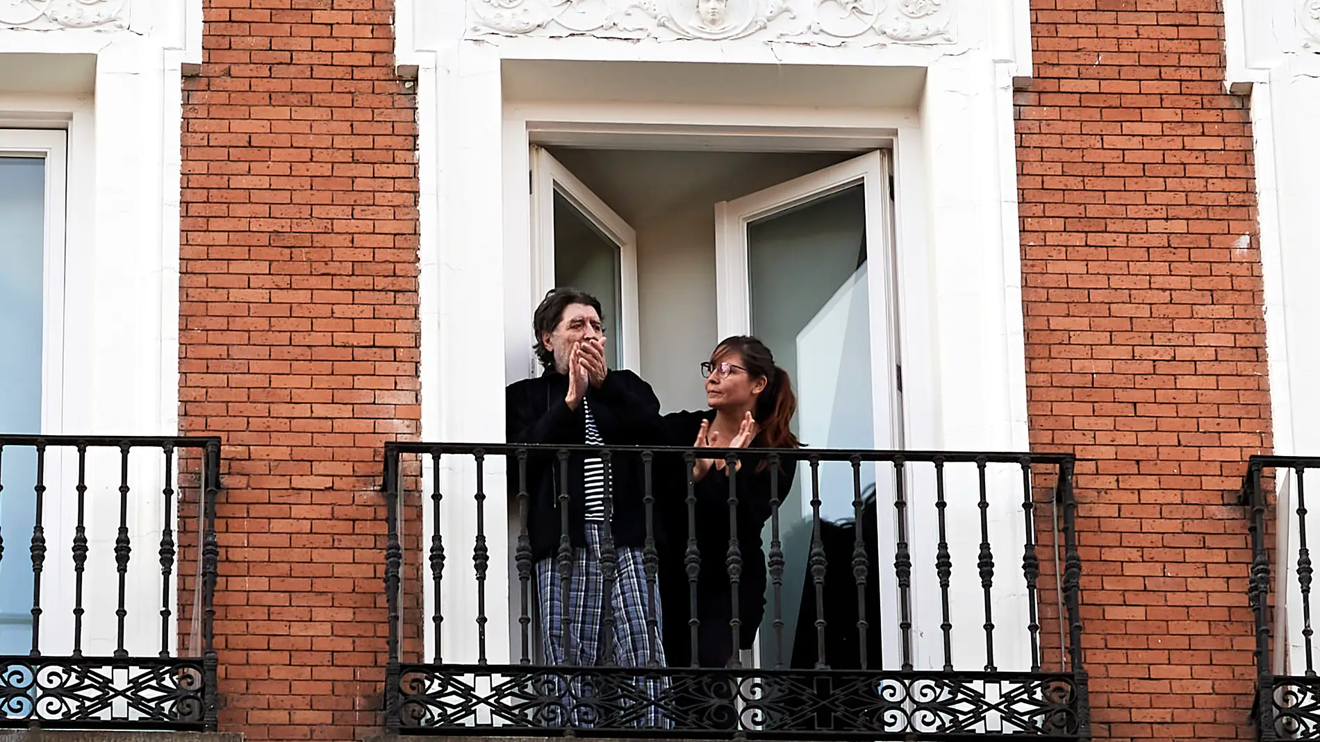 Joaquín Sabina y Jimena Coronado aplauden desde el balcón title=