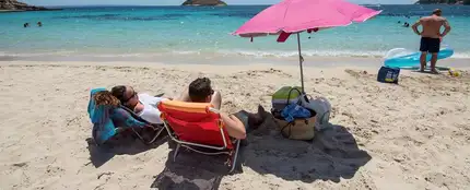 Una pareja toma el sol en la Playa de Magaluf, en Mallorca. Una pareja toma el sol en la Playa de Magaluf, en Mallorca.
