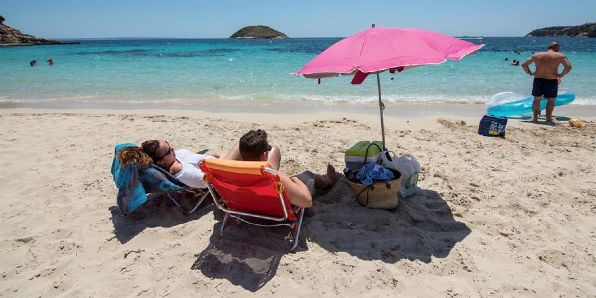 Una pareja toma el sol en la Playa de Magaluf, en Mallorca.