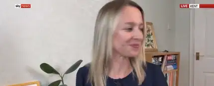 Momento en el que un niño interrumpe la videollamada de su madre para pedirle galletas Momento en el que un niño interrumpe la videollamada de su madre para pedirle galletas