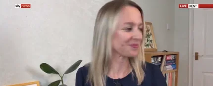 Momento en el que un niño interrumpe la videollamada de su madre para pedirle galletas Momento en el que un niño interrumpe la videollamada de su madre para pedirle galletas