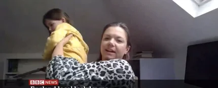 Una niña interrumpe la videollamada de su madre en la BBC Una niña interrumpe la videollamada de su madre en la BBC