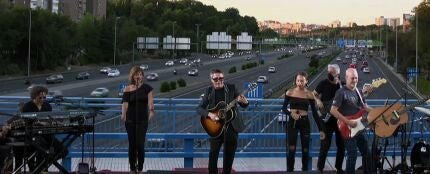 Alejandro Sanz da un concierto por sorpresa sobre un puente de la M30 en Madrid