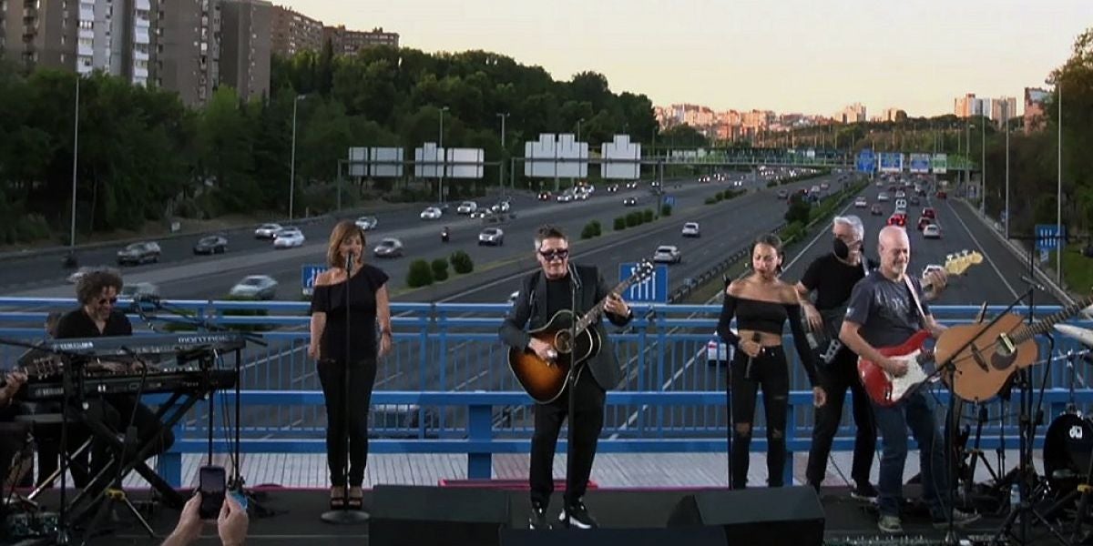 Alejandro Sanz da un concierto por sorpresa sobre un puente de la M30 en Madrid