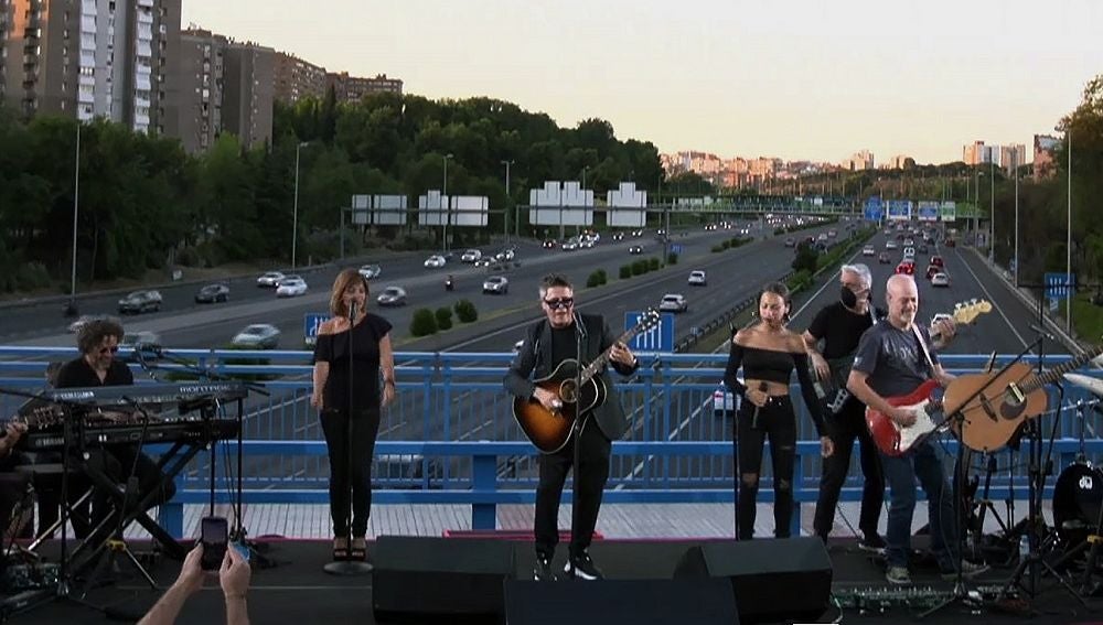Alejandro Sanz da un concierto por sorpresa sobre un puente de la M30 en Madrid