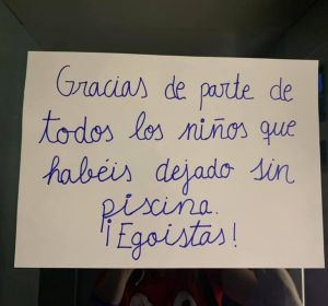 Cartel de los niños indignados en la urbanización de Jerez Cartel de los niños indignados en la urbanización de Jerez