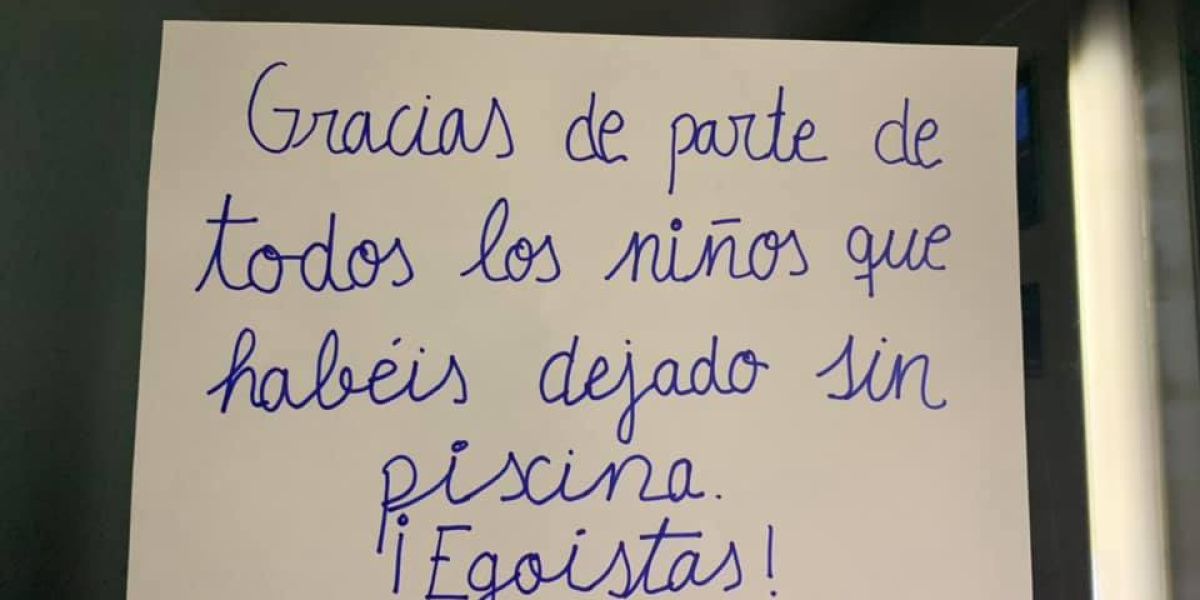 Cartel de los niños indignados en la urbanización de Jerez