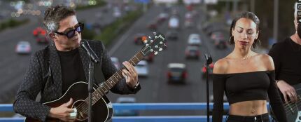 Alejandro Sanz da un concierto en un puente de la M-30, en Madrid 
