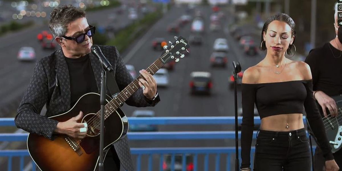 Alejandro Sanz da un concierto en un puente de la M-30, en Madrid