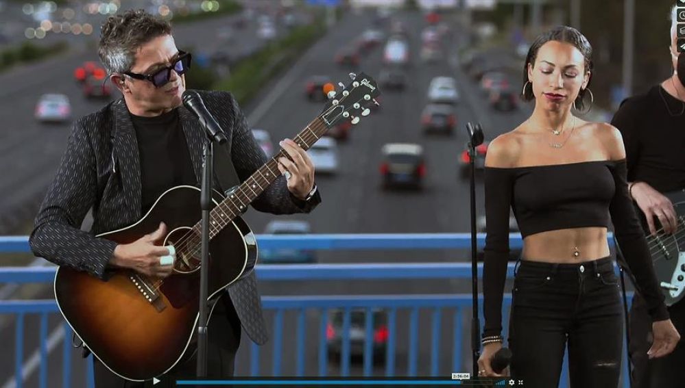 Alejandro Sanz da un concierto en un puente de la M-30, en Madrid 