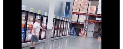 El absurdo vídeo viral de un hombre en un supermercado